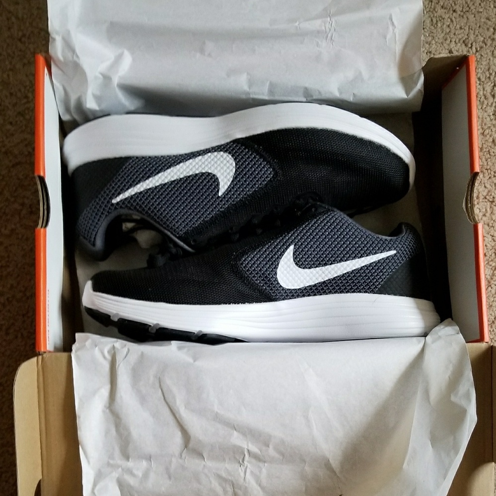 NWB Nike Womens Revolution 3 Running Shoe